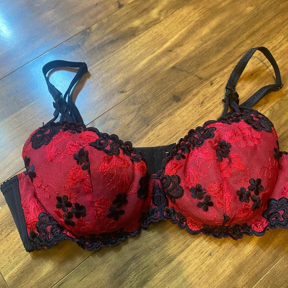 Vintage Fredrick’s of Hollywood bras - Picture 3 of 4